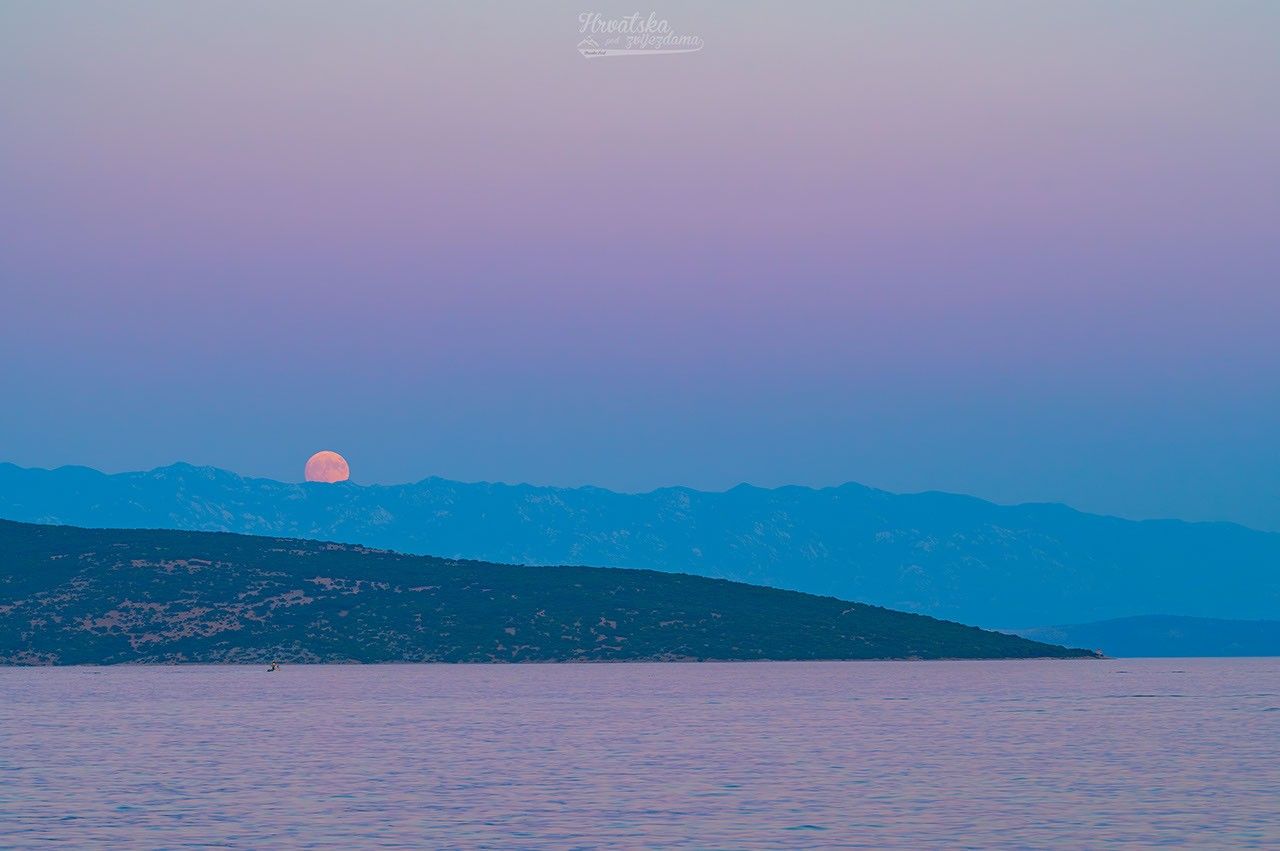 APOD: 2026 August 1 – Buck Moon and Belt of Venus
